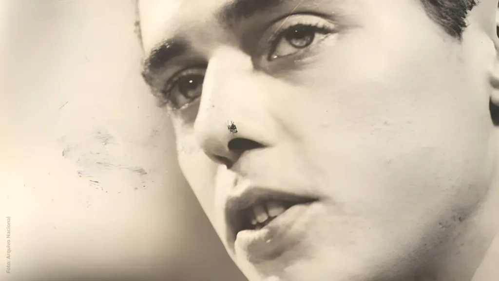 Chico em 1966, ano de lançamento do seu primeiro álbum e do show para os alunos do Colégio Santo Inácio